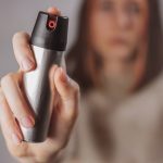 Lei autoriza que estado forneça spray gratuitamente para mulheres vítimas de violência sob proteção judicial