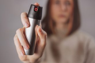 Lei autoriza que estado forneça spray gratuitamente para mulheres vítimas de violência sob proteção judicial