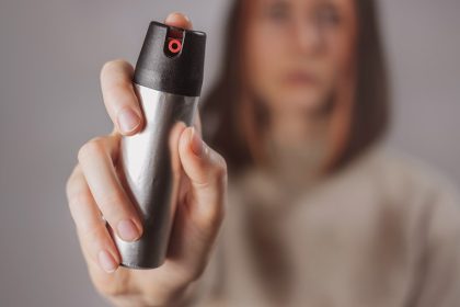 Lei autoriza que estado forneça spray gratuitamente para mulheres vítimas de violência sob proteção judicial