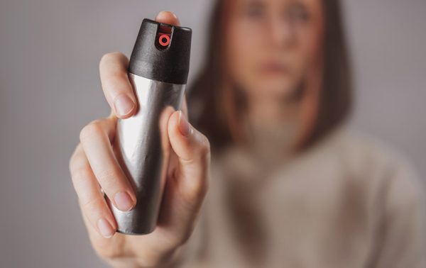 Lei autoriza que estado forneça spray gratuitamente para mulheres vítimas de violência sob proteção judicial