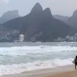Com o alerta da Marinha de ondas fortes, evite banho de mar e a prática de esportes aquáticos em áreas com condições de ressaca.