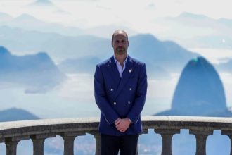 Durante sua estadia no Brasil, Príncipe William visitou pontos turísticos como o Cristo Redentor.
