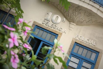 Fachada da 10ª DP (Botafogo). Delegacia investiga caso do motorista de aplicativo esfaqueado