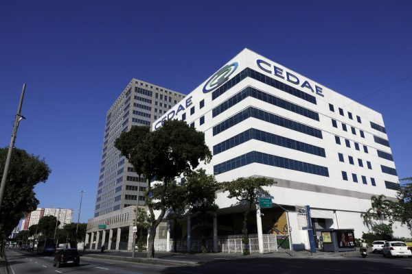 Deputada aciona MP para investigar responsáveis por aplicações da Cedae no Banco Master