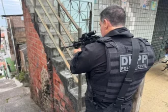 Trecho de lei que cria a "Gratificação Faroeste" foi promulgada após derrubada de veto na Alerj; Carlos Minc contesta na Justiça.