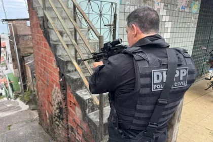 Trecho de lei que cria a "Gratificação Faroeste" foi promulgada após derrubada de veto na Alerj; Carlos Minc contesta na Justiça.