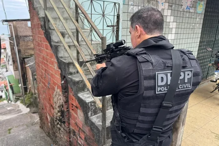 Trecho de lei que cria a "Gratificação Faroeste" foi promulgada após derrubada de veto na Alerj; Carlos Minc contesta na Justiça.