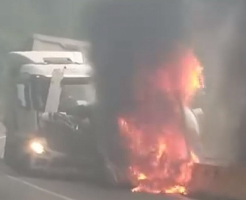 Acidente entre carretas provocou a interdição da Serra das Araras