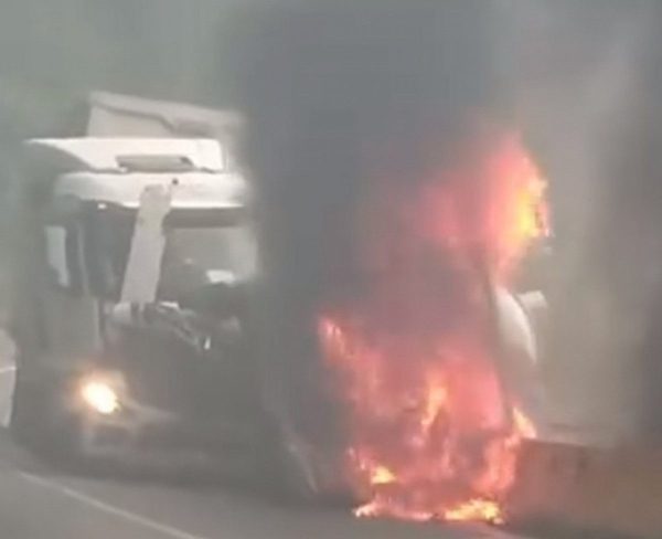 Acidente na Serra das Araras provoca interdição da Via Dutra no sentido Rio 53 Acidente entre carretas provocou a interdição da Serra das Araras