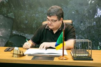 Rubão, ex-prefeito de Itaboraí, é acusado de contratar 169 funcionários sem pulicação no Diário Oficial.