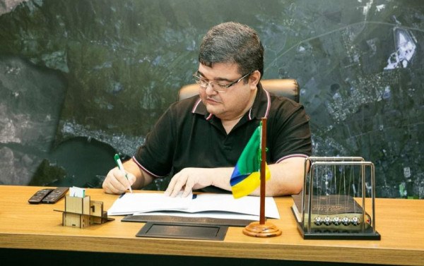 Rubão, ex-prefeito de Itaboraí, é acusado de contratar 169 funcionários sem pulicação no Diário Oficial.