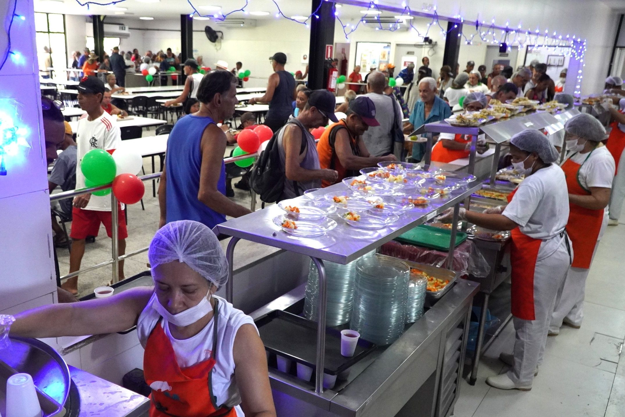 Municípios como São Gonçalo, Maricá e Rio de Janeiro contaram com ceia natalina em restaurantes populares.