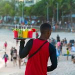 Ao todo, até 2 mil ambulantes poderão ser credenciados para trabalhar na festa de Réveillon em Copacabana.