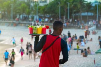 Ao todo, até 2 mil ambulantes poderão ser credenciados para trabalhar na festa de Réveillon em Copacabana.