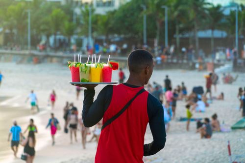 Ao todo, até 2 mil ambulantes poderão ser credenciados para trabalhar na festa de Réveillon em Copacabana.
