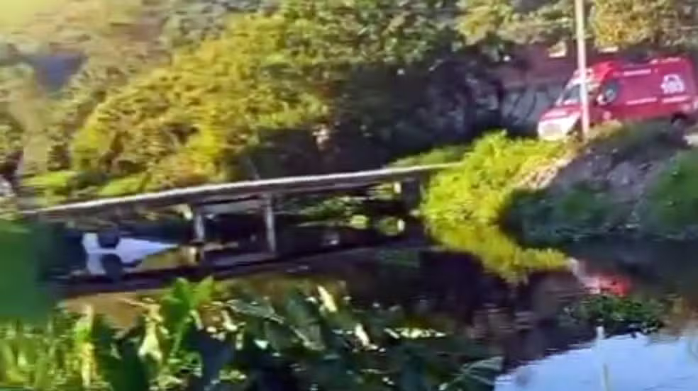 Queda de carro em canal na Zona Oeste deixa dois mortos e quatro crianças feridas