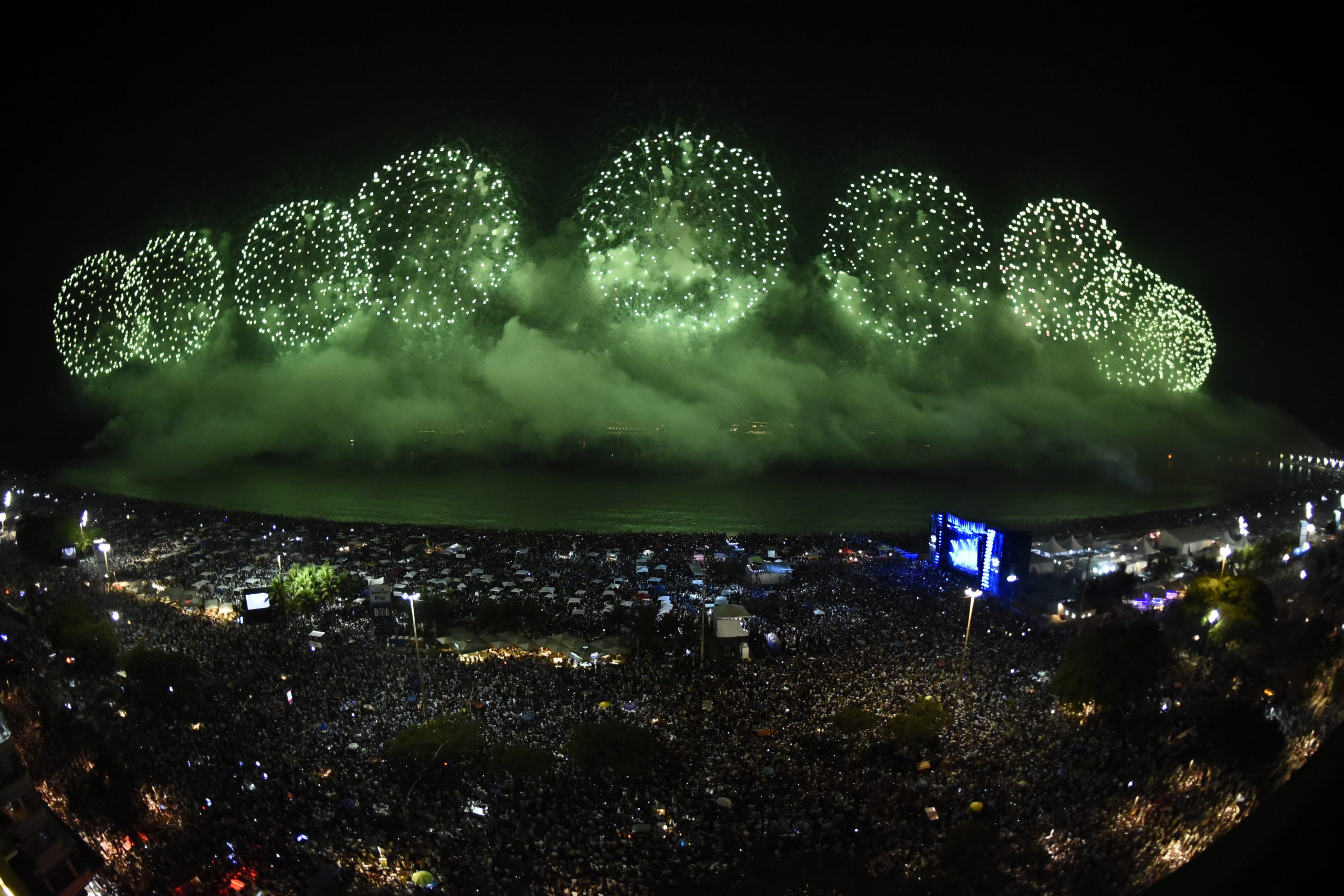 Queima de fogos no réveillon de Copacabana