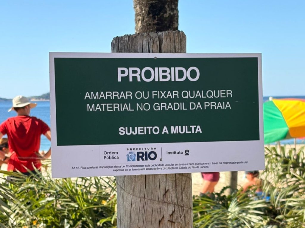 Sem caixas de som, garrafas de vidro e lixo: Ordem Pública instala placas com regras de convivência nas praias do Rio 62 3d083a33 b171 4d32 aa73 1b8fac68a5cc