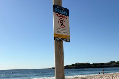 Placas da Operação Verão reforçam regras de convivência e ordenamento nas praias do Rio.
