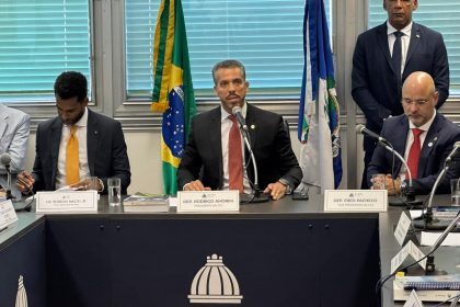 O presidente da CCJ, Rodrigo Amorim, apresentou o projeto que votará a revogação da prisão de Bacellar.