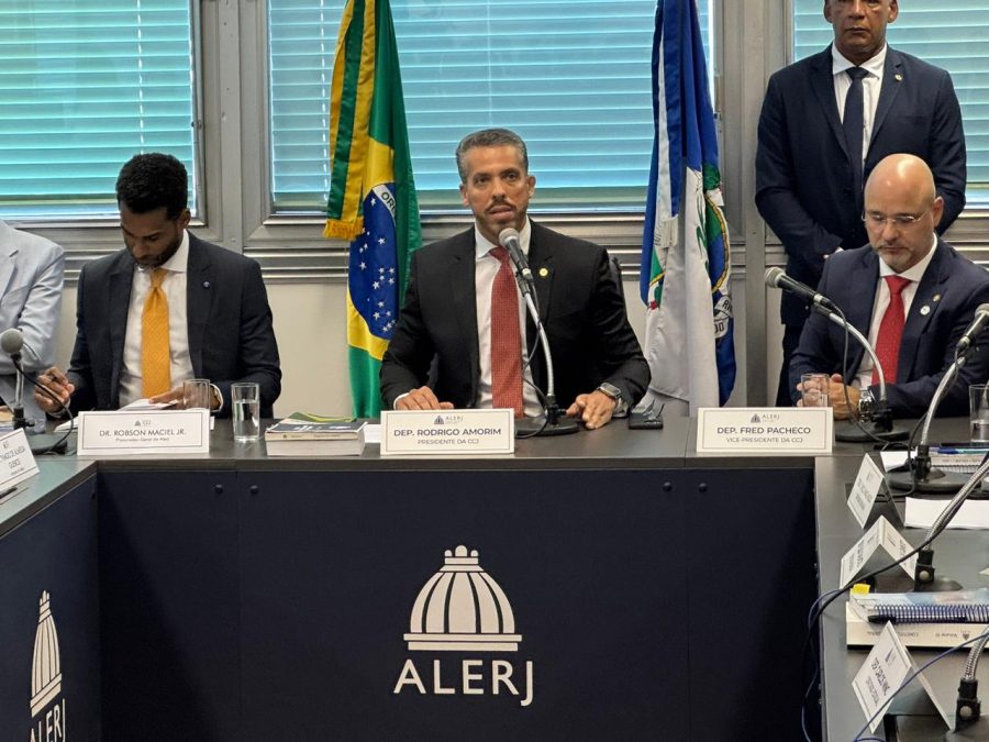 O presidente da CCJ, Rodrigo Amorim, apresentou o projeto que votará a revogação da prisão de Bacellar.