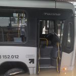 Ônibus fica preso em buraco na Rua Figueira de Melo, em São Cristóvão