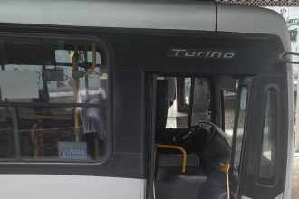 Ônibus fica preso em buraco na Rua Figueira de Melo, em São Cristóvão
