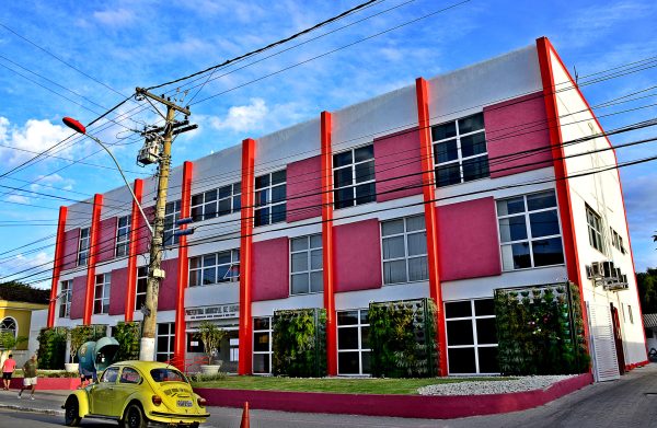 TCE-RJ pede explicações à Prefeitura de Maricá sobre licitação milionária na área ambiental.