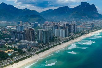 Projeto que amplia proibição de prédios que façam sombra na orla avança na Câmara do Rio