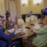 O vereador Salvino Oliveira, presidente da comissão especial, durante uma das reuniões em que debateram a regulamentação do Airbnb com segmentos da sociedade civil, da prefeitura e do governo — Foto: Divulgação/CMRJ