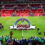 Jogadores do Flamengo levantam troféu em Doha, no Catar