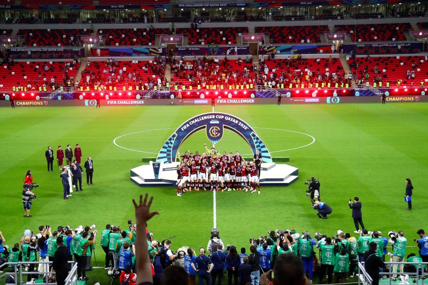 Jogadores do Flamengo levantam troféu em Doha, no Catar