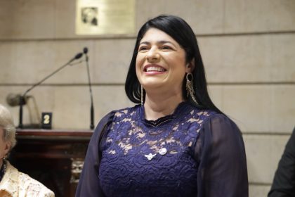 Câmara do Rio encerra 2025 com plenário cheio e posse da novata Alana Passos (PL)