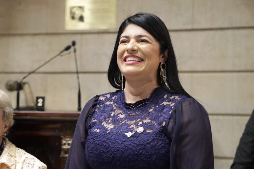 Câmara do Rio encerra 2025 com plenário cheio e posse da novata Alana Passos (PL)