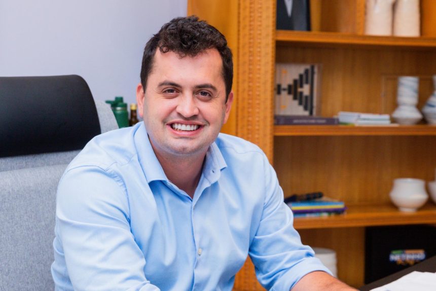 Netinho Reis anunciou um bônus de natal para os servidores que recebem até R$ 10.600 por mês.