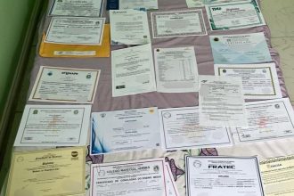Agentes da PF apreenderam diplomas falsificados em Cabo Frio, na Região dos Lagos, durante a Operação Side Job 2.