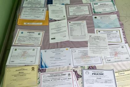 Agentes da PF apreenderam diplomas falsificados em Cabo Frio, na Região dos Lagos, durante a Operação Side Job 2.