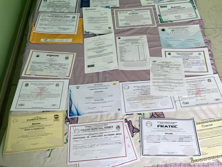 Agentes da PF apreenderam diplomas falsificados em Cabo Frio, na Região dos Lagos, durante a Operação Side Job 2.