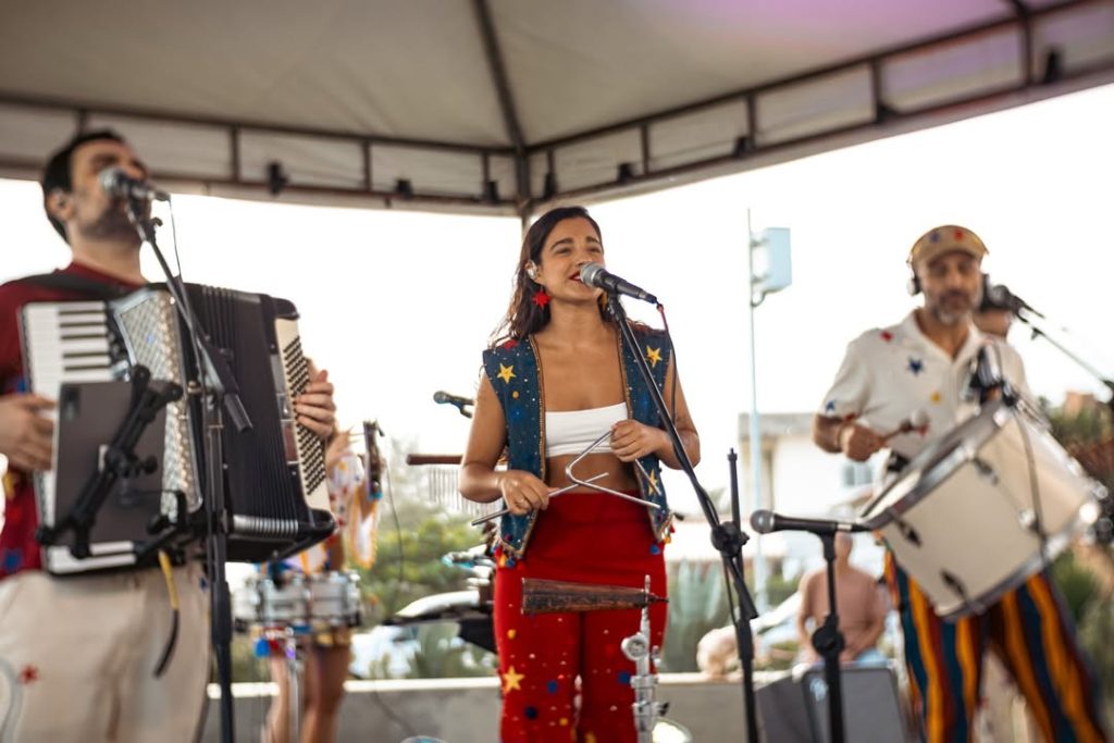 Bora lá: fim de semana tem samba gratuito, festival gastronômico e chegada de Papai Noel de helicóptero 63 Sexteto Bem Forrado se apresenta na Glória, no domingo (14) -