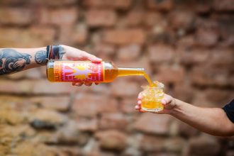 O Bebete, criado por Jonas Aisengart com a cachaça 7 Engenhos, e candidato ao título de "Drink do Verão 2026"