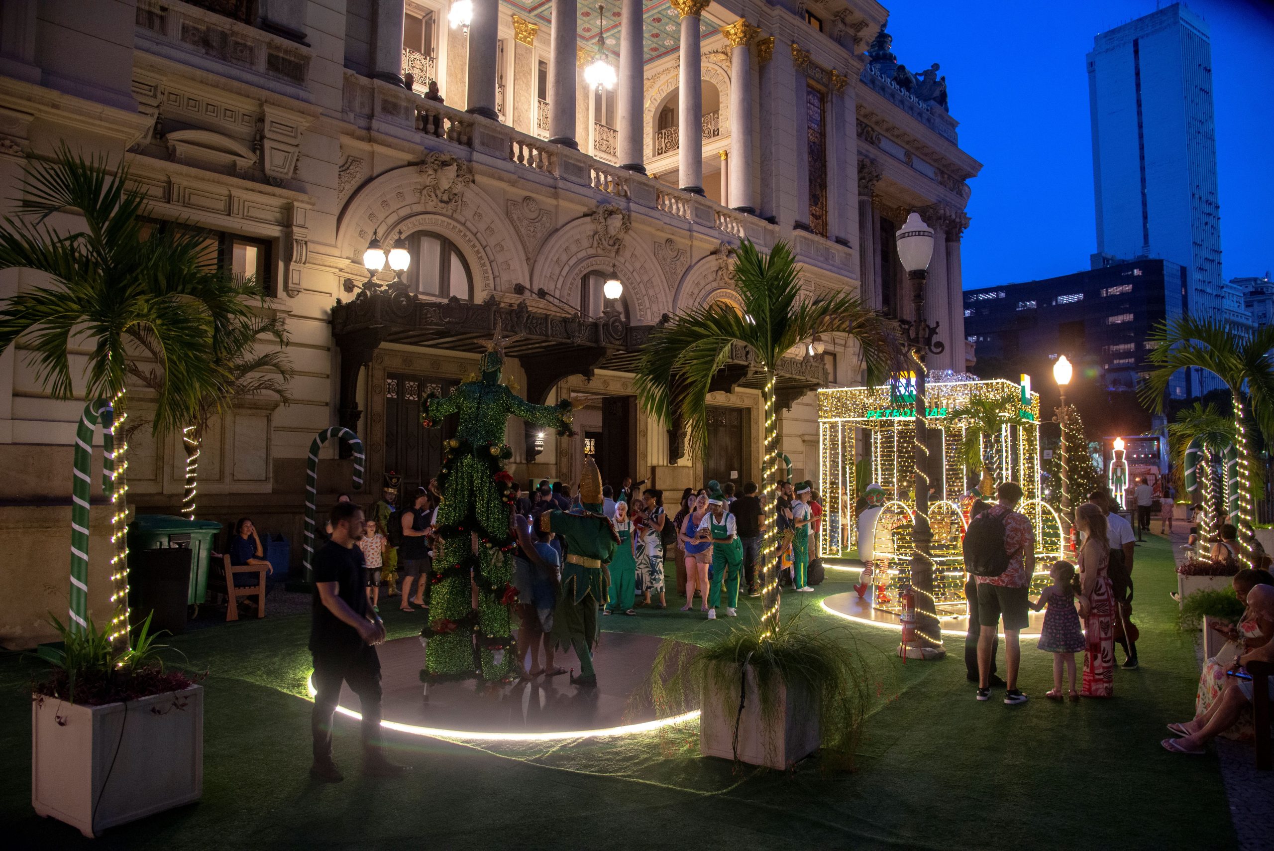 Bora lá: fim de semana traz clima natalino, samba, mostra de cinema e festival de artes negras em Niterói 48 Boulevard de Natal do Theatro Municipal