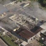Bombeiros fazem trabalho de combate ao incêndio na tarde desta quinta — Foto: Reprodução/TV Globo
