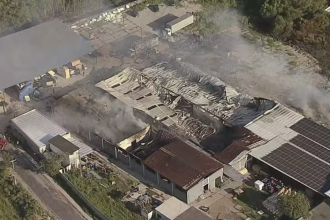 Bombeiros fazem trabalho de combate ao incêndio na tarde desta quinta — Foto: Reprodução/TV Globo
