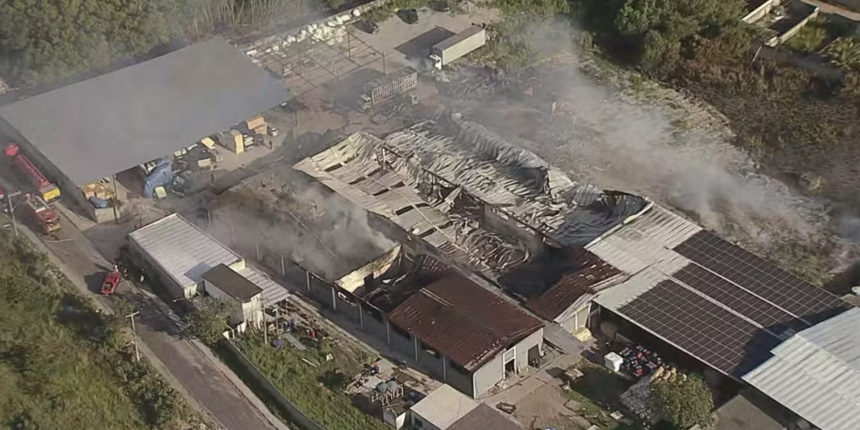 Bombeiros fazem trabalho de combate ao incêndio na tarde desta quinta — Foto: Reprodução/TV Globo