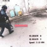 Policiais militares foram vistos roubando fuzil e veículo em imagens de câmeras corporais e de segurança - Foto: Reprodução