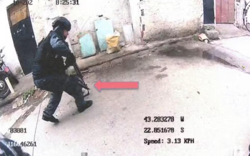 Policiais militares foram vistos roubando fuzil e veículo em imagens de câmeras corporais e de segurança - Foto: Reprodução