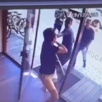 Homem tem cordão de ouro furtado na porta de hotel em Ipanema; veja o vídeo