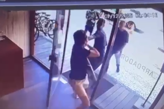 Homem tem cordão de ouro furtado na porta de hotel em Ipanema; veja o vídeo