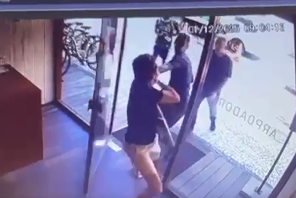 Homem tem cordão de ouro furtado na porta de hotel em Ipanema; veja o vídeo
