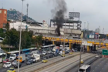 Incêndio complicou trânsito na manhã desta terça-feira (02)